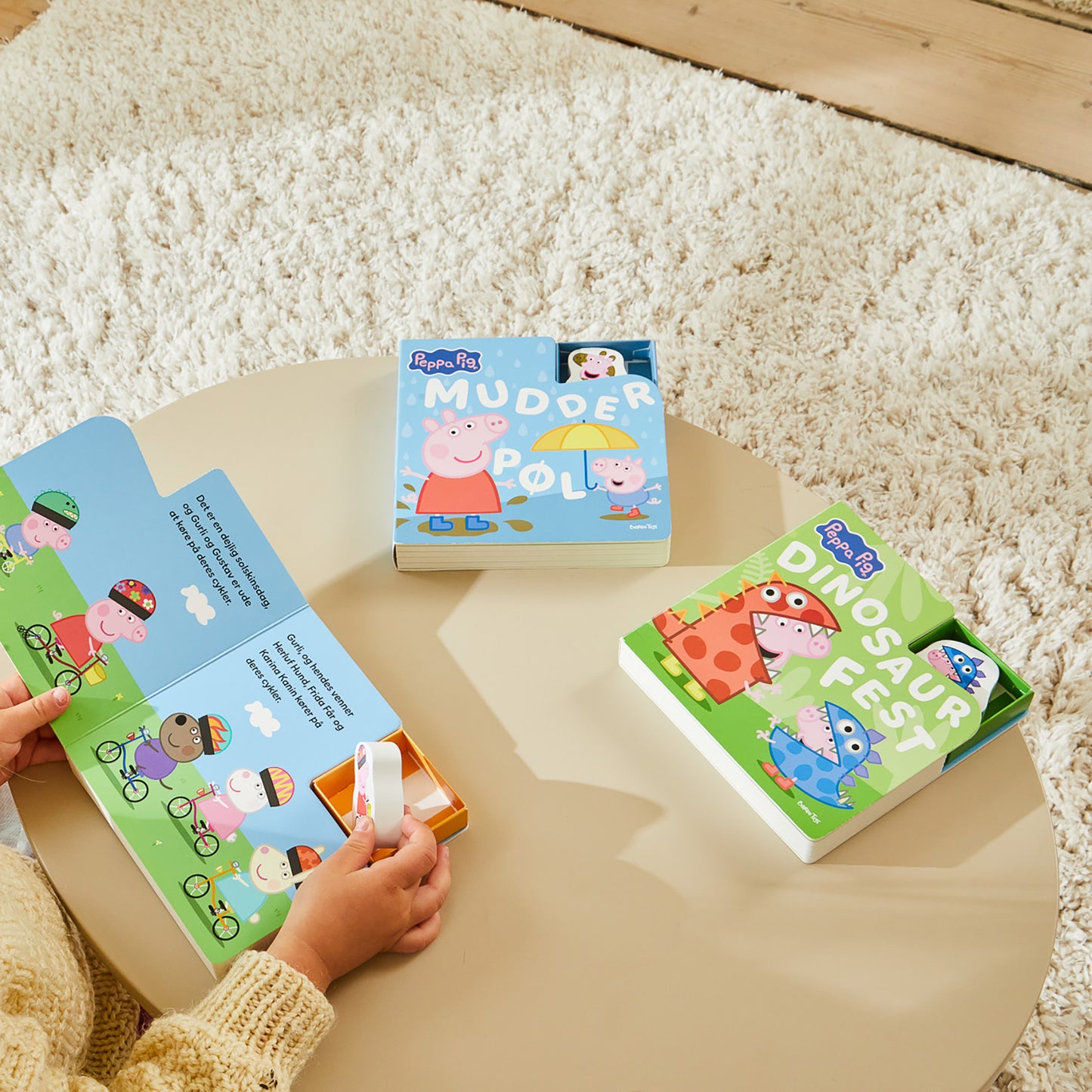 Gurli Gris Bog med Træfigurer – Dinosaur Fest (DK)