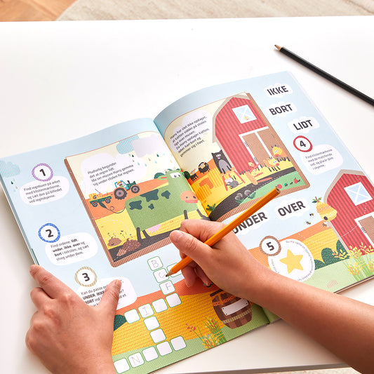 Wacky Wonders - Activitets book w 120 words + stickers