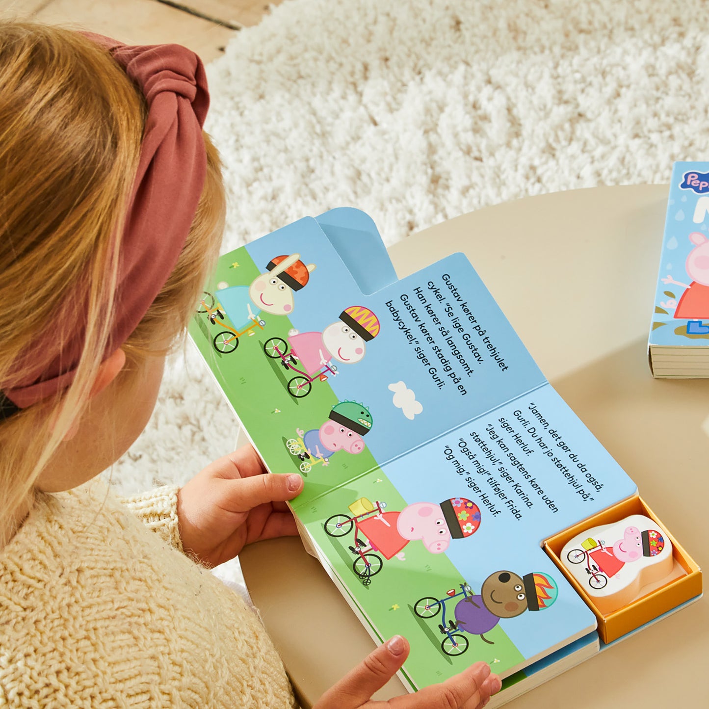 Gurli Gris Bog med Træfigurer – På Cykeltur (DK)